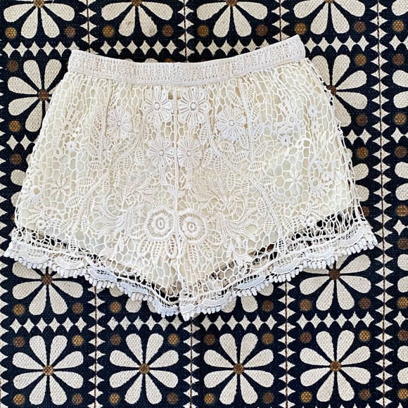Vivid Collection Lace Off White Crochet Shorts. Excellent Condition. Lined. - Picture 1 of 9